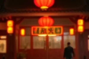 《第七日的海》剧照，清晨海面上一艘小型调查船