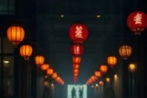 《铁轨尽头》剧照，黄昏时分延伸向远方的废弃铁轨