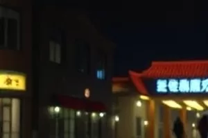《逆风航线》剧照，起飞中的小型客机划过云层